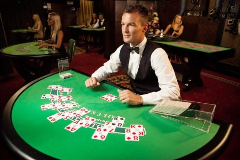 Meja dealer dan layar permainan kasino live